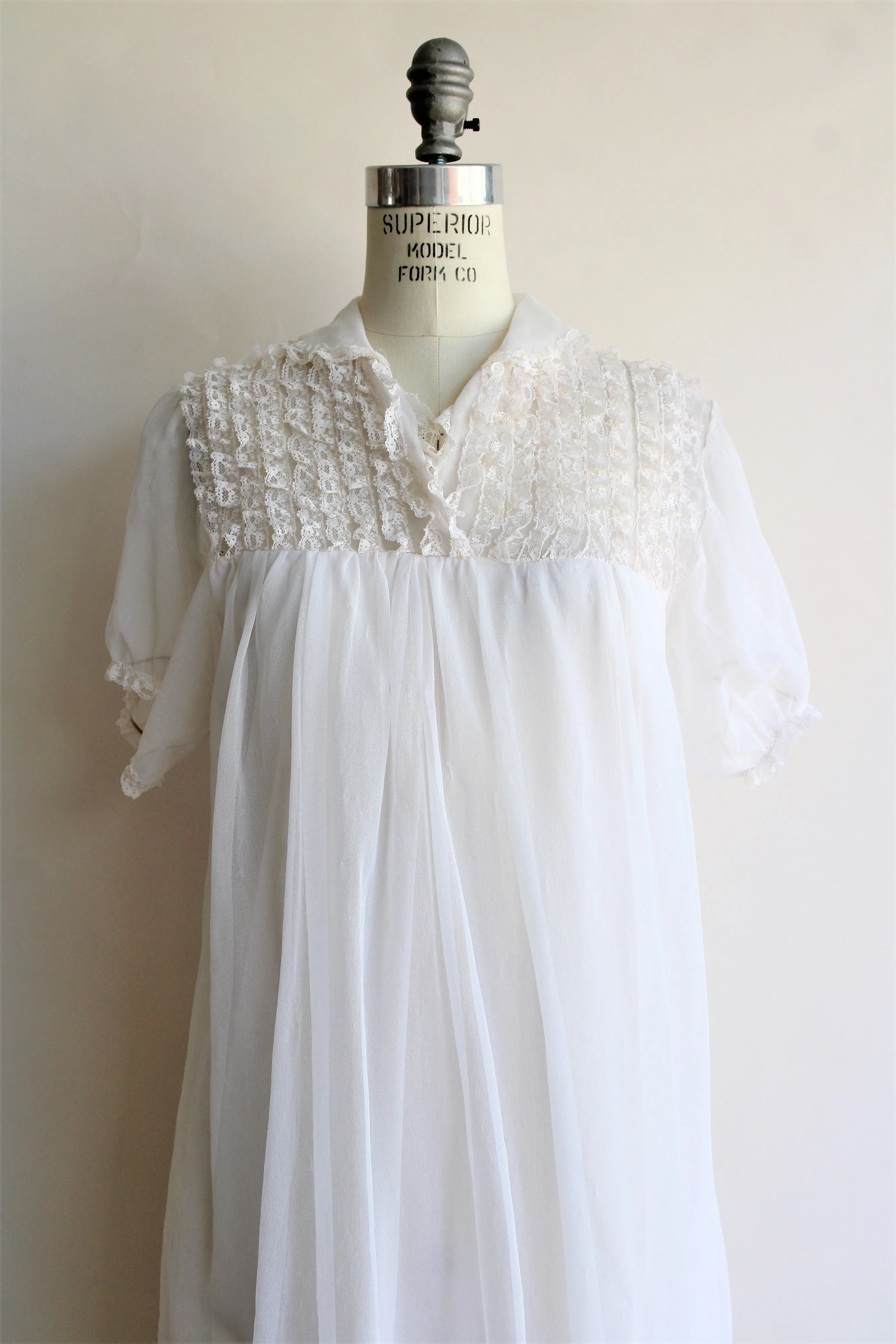 Vintage 1960s White Babydoll Nightie with Lace Trim